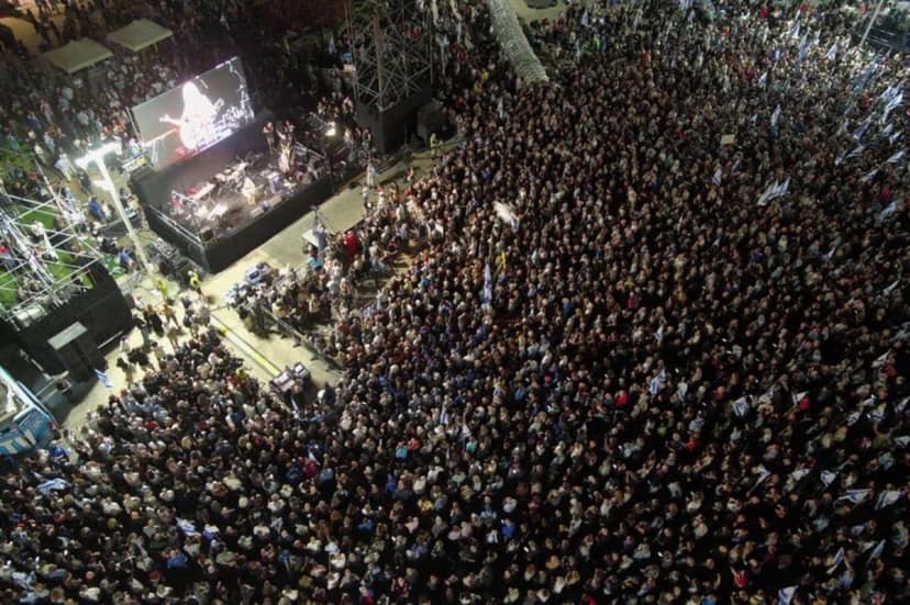 Eisenkot, İsrail'in 7 Ekim 2023'teki başarısızlıklarının araştırılması için resmi soruşturma komisyonu kurulmasını isteyen göstericiler tarafından alkış ve tezahüratlarla karşılandı.
