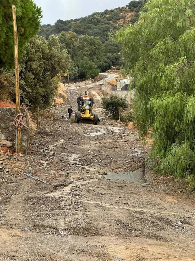 Meteoroloji'nin uyarısı sonrası korkulan oldu: Yollar göle döndü, iş yerlerini su bastı! — 5. fotoğraf