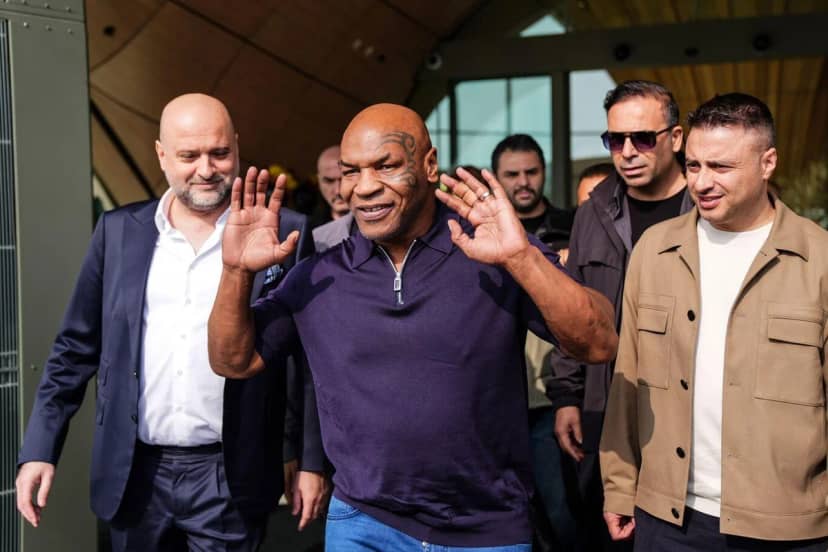 Tyson, havalimanındaki açıklamasında, daha önce birkaç defa bulunduğu İstanbul'da olduğu için mutluluk duyduğunu ifade etti.