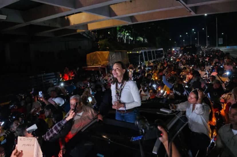 Başkent Caracas'a vardığında on binlerce kişi kendisini coşkuyla karşıladı.