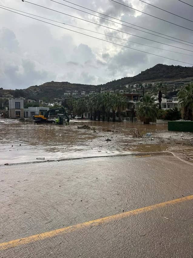 Meteoroloji'nin uyarısı sonrası korkulan oldu: Yollar göle döndü, iş yerlerini su bastı! — 3. fotoğraf