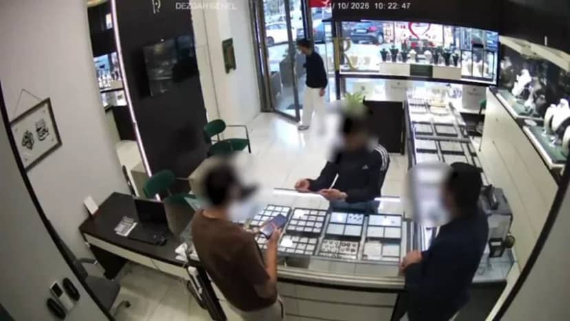 Kuyumcu çalışanının tarafları dükkandan çıkarması üzerine tartışma sokakta devam etti. Kısa süre sonra tek başına iş yerine geri dönen D.D., yanında getirdiği silahla kuyumcuya ateş açtı.