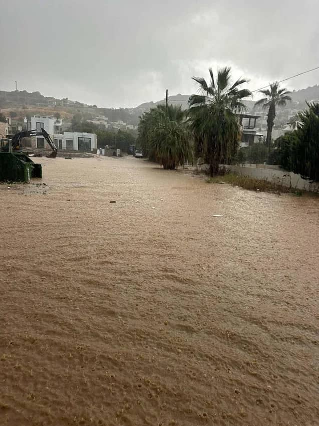 Meteoroloji'nin uyarısı sonrası korkulan oldu: Yollar göle döndü, iş yerlerini su bastı! — 2. fotoğraf