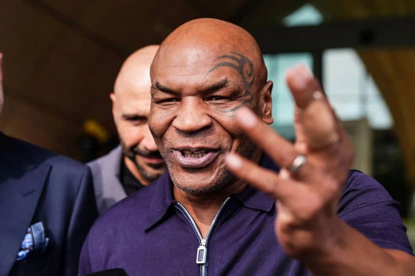İstanbul Havalimanı'na menajeri Vahap Oğuz Arslan ile gelen Tyson'ı, yapımcı Polat Yağcı karşıladı.