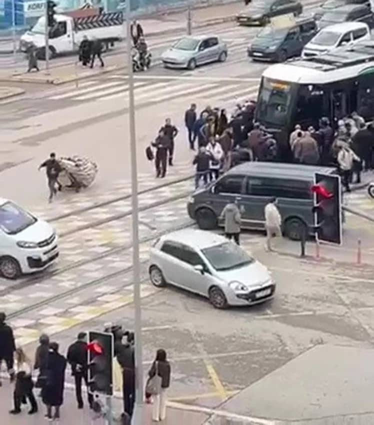 Kocaeli'de tramvay yayalara çarptı: 1 ölü, 1 yaralı — 3. fotoğraf