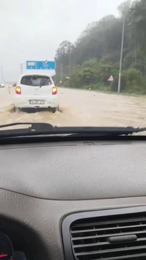 Ekiplerin ilçe genelinde su tahliye ve yol açma çalışmaları aralıksız devam ediyor.