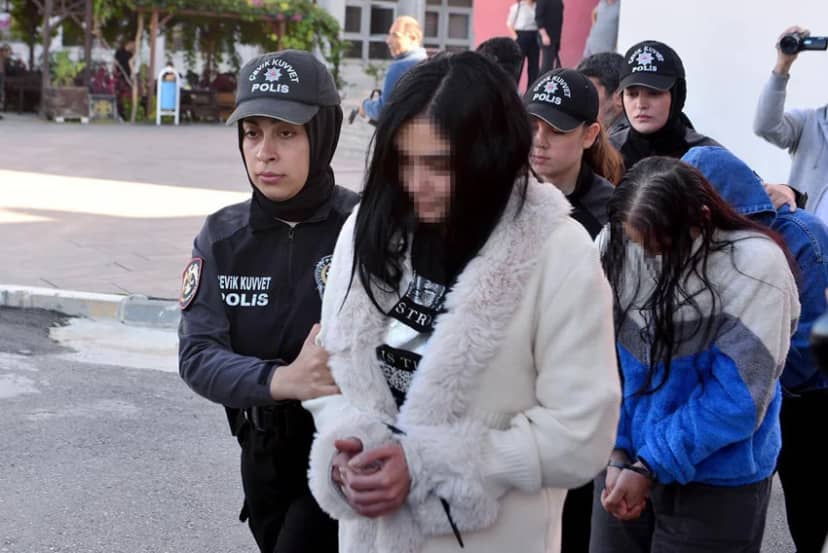 Emniyetteki sorgularının ardından adliyeye sevk edilen 86 şüpheliden 58’i tutuklanırken, 28 kişi ise adli kontrol şartıyla serbest bırakıldı.