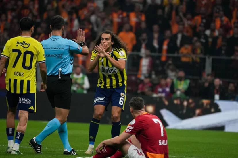AS (İspanya): Ezeli rekabetteki gerilime vurgu yaparken, mücadelenin durmasına neden olan sert kavgayla rekabetin çirkin yüzünün bir kez daha ortaya çıktığını yazdı.