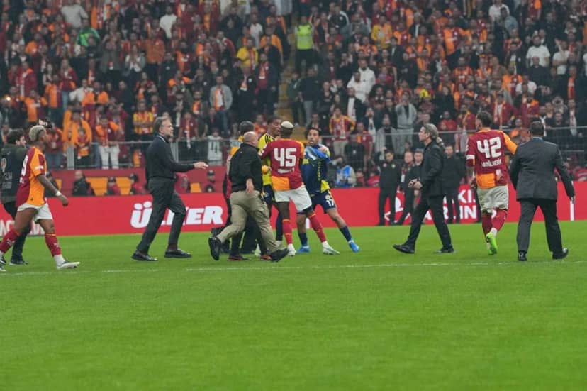 Saha İçi Arbede ve Kart Raporu Karşılaşmanın ardından yaşanan olaylarda hakem kartlarına başvurdu. Fiziksel kavgaya karışan Galatasaraylı Abdülkerim Bardakcı ile Fenerbahçeli Archie Brown doğrudan kırmızı kartla cezalandırıldı.