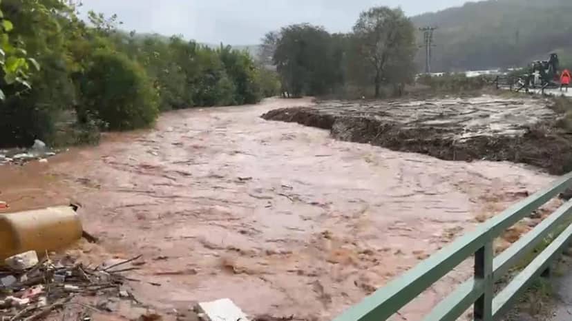 Su Baskınları Nedeniyle Çok Sayıda Yol Trafiğe Kapatıldı Yoğun yağışın ardından su baskınlarının yaşandığı ve ulaşımın güçleştiği birçok cadde ve sokak güvenlik gerekçesiyle trafiğe kapatıldı.
