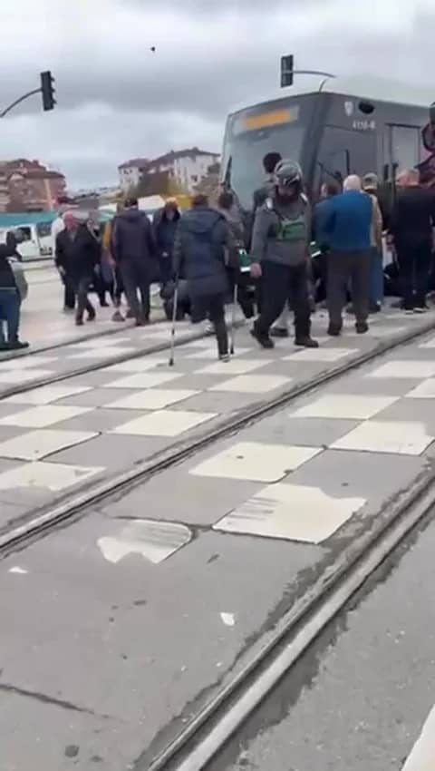 Kocaeli'de tramvay yayalara çarptı: 1 ölü, 1 yaralı — 6. fotoğraf