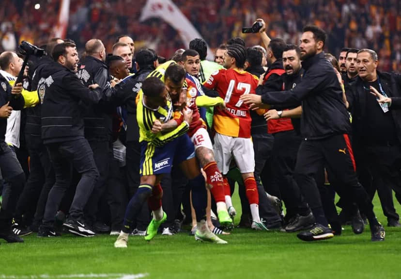 Derbi sonrası saha karıştı: Futbolcular birbirine girdi! — 7. fotoğraf