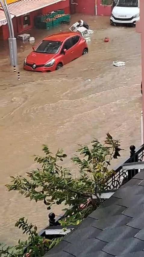 İstanbul yine sağanak yağışa teslim: Cadde ve sokaklar göle döndü — 3. fotoğraf