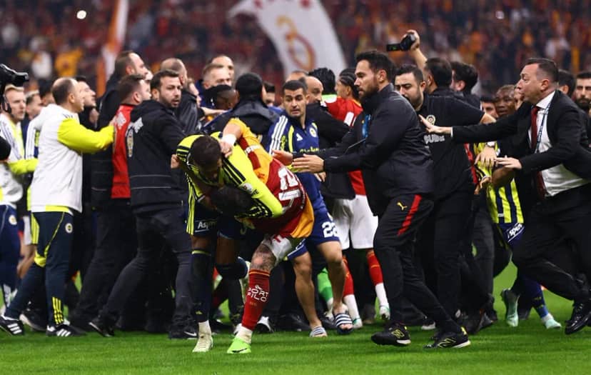 Derbi sonrası saha karıştı: Futbolcular birbirine girdi! — 8. fotoğraf