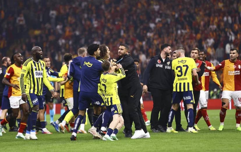 Polis Koridorunda Soyunma Odasına Gittiler Saha ortasında devam eden gerilimi yatıştırmakta zorlanan güvenlik güçleri ve polis ekipleri müdahalede bulundu. Güvenlik güçlerinin yoğun çabası sonucu iki takım oyuncuları güçlükle ayrıldı.