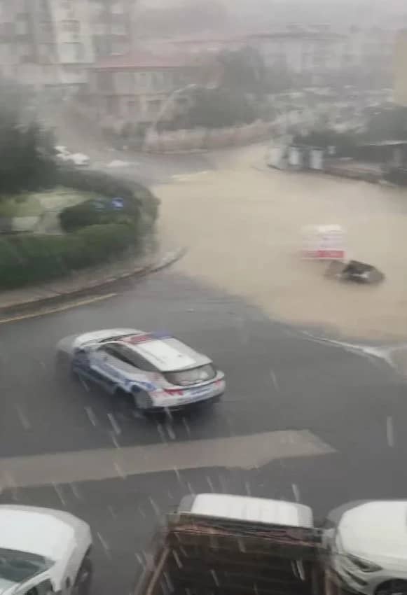 İstanbul yine sağanak yağışa teslim: Cadde ve sokaklar göle döndü — 7. fotoğraf