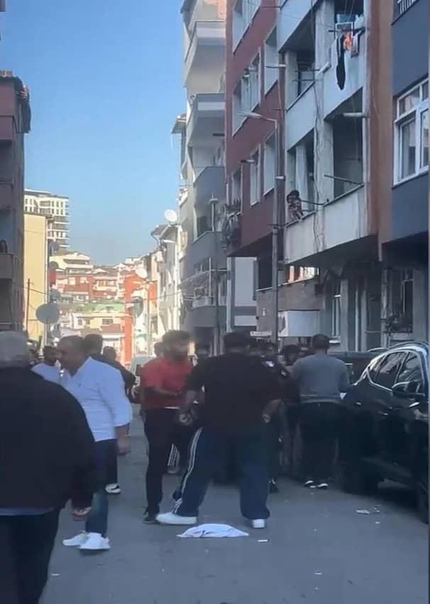 Sevgilisinin evli olduğunu öğrenen kadın tornavidayla dehşet saçtı! — 4. fotoğraf
