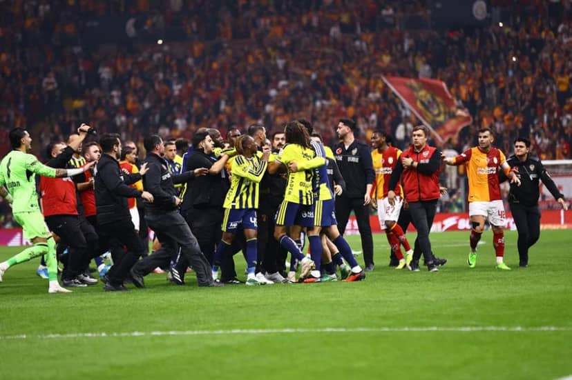 Olayların yatıştırılmasının ardından futbolcular, oluşturulan polis koridoru eşliğinde soyunma odasının yolunu tuttu.
