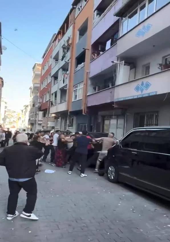 Sevgilisinin evli olduğunu öğrenen kadın tornavidayla dehşet saçtı! — 7. fotoğraf