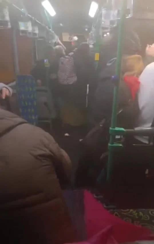 İstanbul'da akılalmaz olay: Otobüste kadın yolcuya yumruk atıp biber gazı sıktı! — 3. fotoğraf