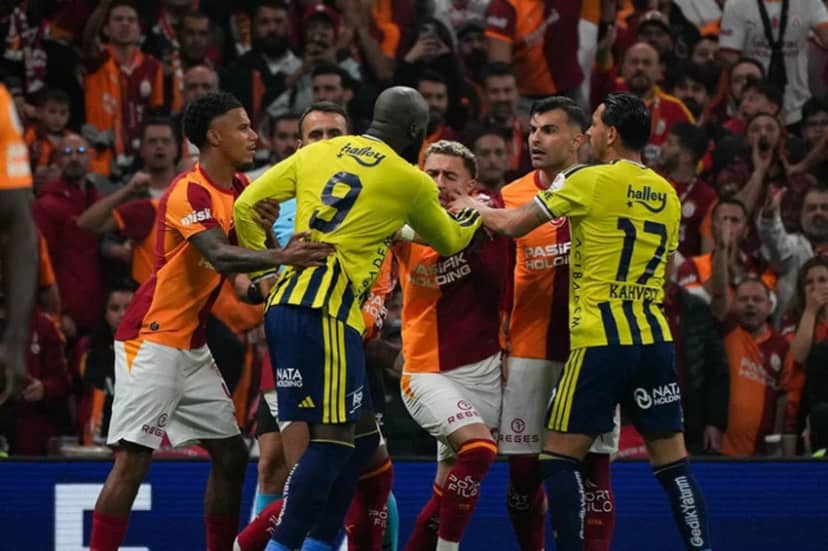 Brezilya Basını: Maçın başından itibaren var olan gerginliğin bitiş düdüğüyle genel bir arbedeye dönüştüğünü belirterek; "Her iki takımın oyuncuları ve teknik ekibinin dahil olduğu olaylara güvenlik güçleri müdahale etmek zorunda kaldı" detayını paylaştı.