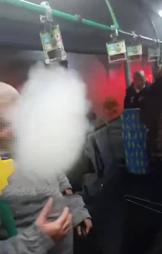 İstanbul'da akılalmaz olay: Otobüste kadın yolcuya yumruk atıp biber gazı sıktı! — 2. fotoğraf