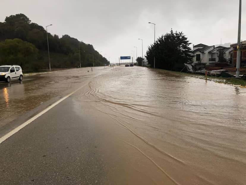İstanbul yine sağanak yağışa teslim: Cadde ve sokaklar göle döndü — 8. fotoğraf