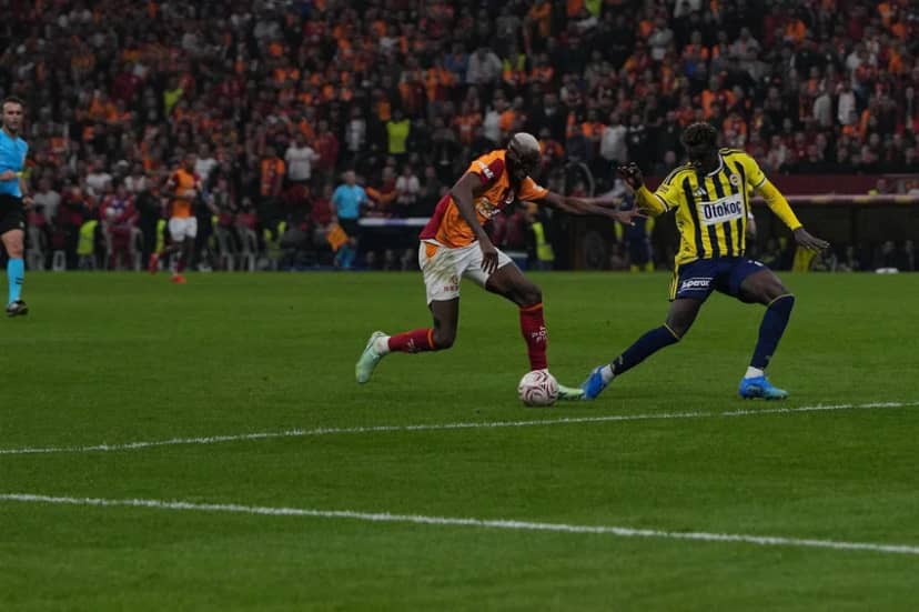 Marca (İspanya): "Osimhen, Galatasaray adına İstanbul derbisini çözdü" değerlendirmesinde bulunan İspanyol gazetesi, sarı-kırmızılı ekibin farkı daha da açabileceği net fırsatları değerlendiremediğine de dikkat çekti.