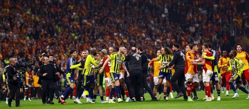 Derbi sonrası saha karıştı: Futbolcular birbirine girdi! — 2. fotoğraf