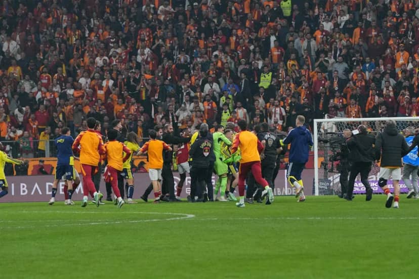 Gerilimi başlatan Roland Sallai ve Kerem Aktürkoğlu sarı kart gördü. Fenerbahçeli Mert Hakan Yandaş ise maç sonundaki kargaşada güvenlik güçleriyle sözlü tartışma yaşadı.
