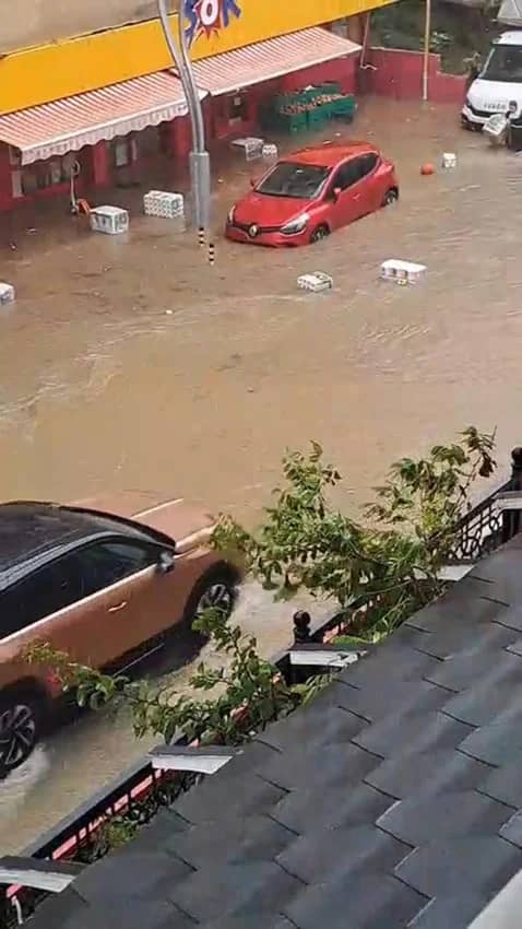 Esnafın Ürünleri Sele Kapıldı Şile Cumhuriyet Caddesi’nde aniden bastıran yağış nedeniyle bazı marketlerin dışarıda bulunan ürünleri sele kapılarak sürüklendi.