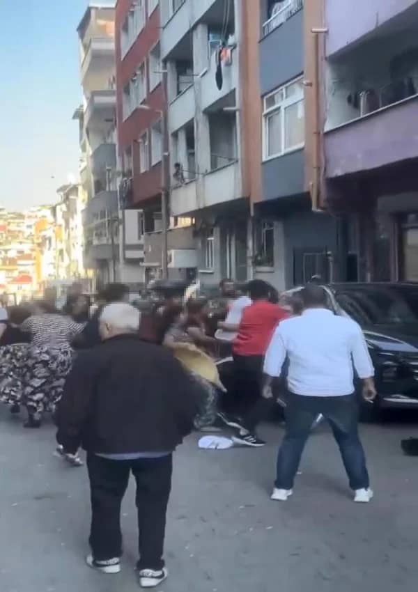 Sevgilisinin evli olduğunu öğrenen kadın tornavidayla dehşet saçtı! — 3. fotoğraf