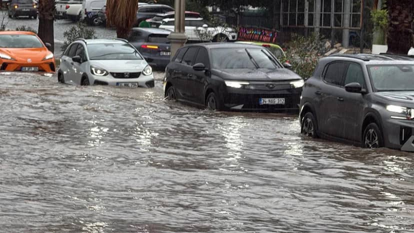 Türkiye'nin tatil cenneti sular altında! Cadde ve sokaklar göle döndü — 5. fotoğraf