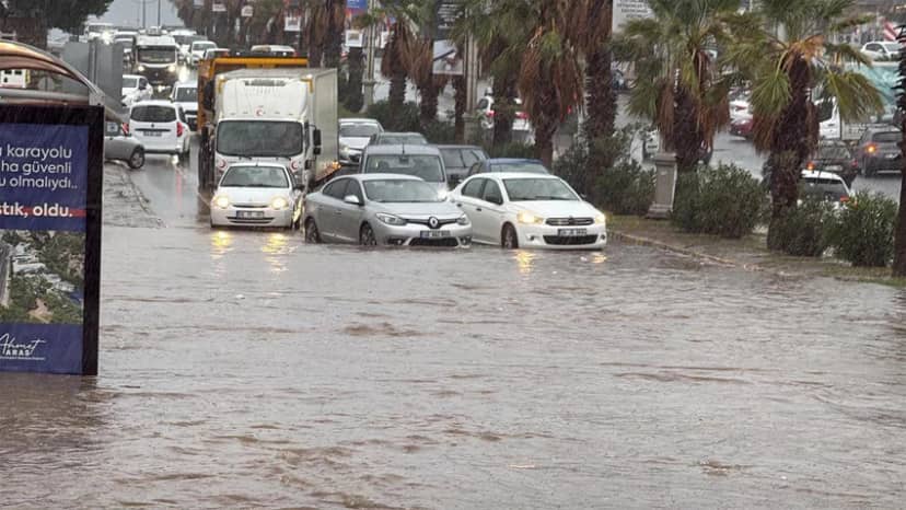 Türkiye'nin tatil cenneti sular altında! Cadde ve sokaklar göle döndü — 10. fotoğraf