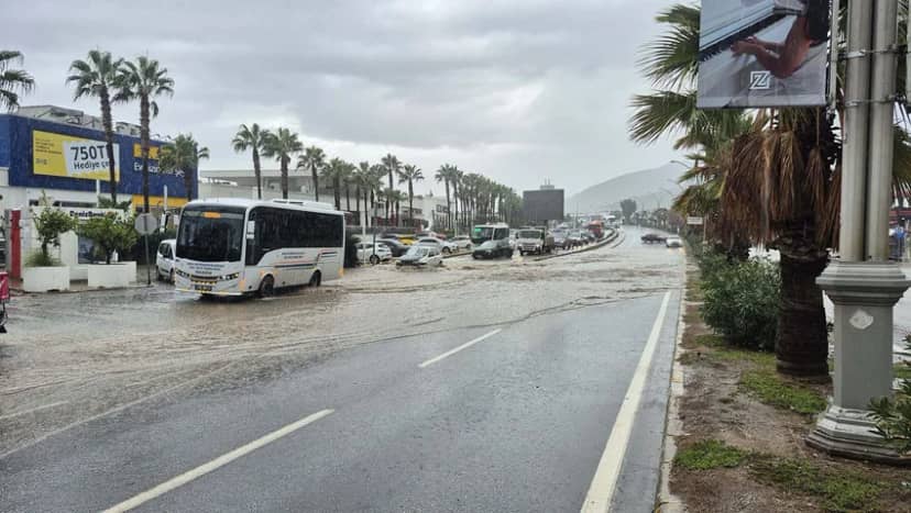 Türkiye'nin tatil cenneti sular altında! Cadde ve sokaklar göle döndü — 16. fotoğraf