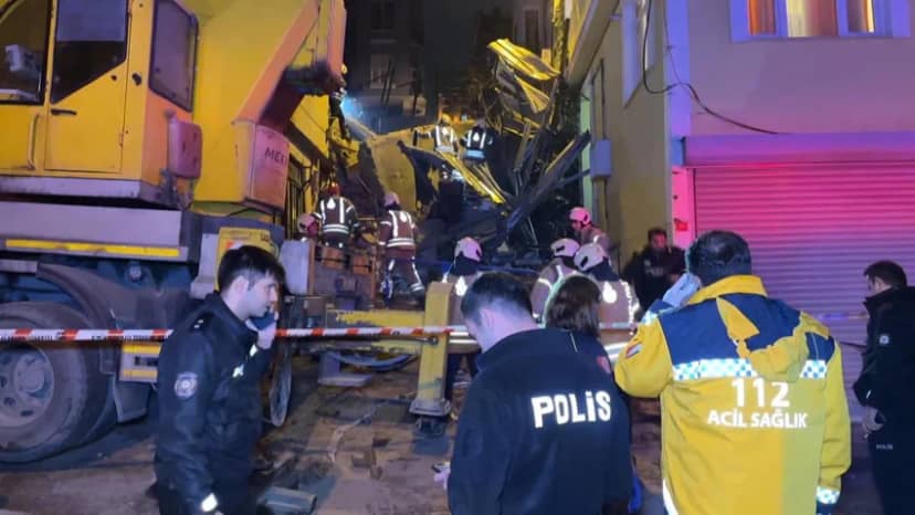 Gece Yarısı Korkutan Çökme Olay, saat 01.30 sıralarında Beyoğlu Kalyoncu Kulluoğlu Mahallesi Kurdela Sokak'ta meydana geldi. Edinilen bilgilere göre, kentsel dönüşüm çalışmaları sebebiyle daha önce boşaltılmış olan 5 katlı bina aniden çöktü.