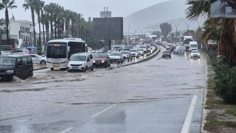Türkiye'nin tatil cenneti sular altında! Cadde ve sokaklar göle döndü — 13. fotoğraf