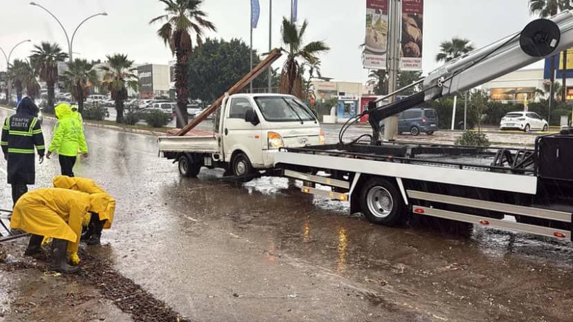 Türkiye'nin tatil cenneti sular altında! Cadde ve sokaklar göle döndü — 14. fotoğraf
