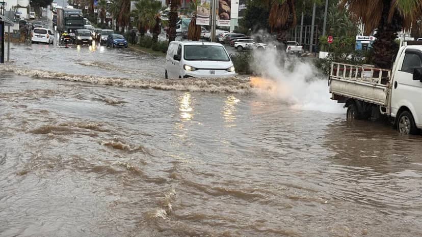 Türkiye'nin tatil cenneti sular altında! Cadde ve sokaklar göle döndü — 2. fotoğraf