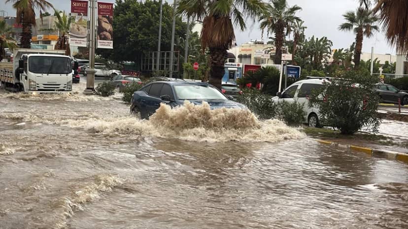 Türkiye'nin tatil cenneti sular altında! Cadde ve sokaklar göle döndü — 6. fotoğraf