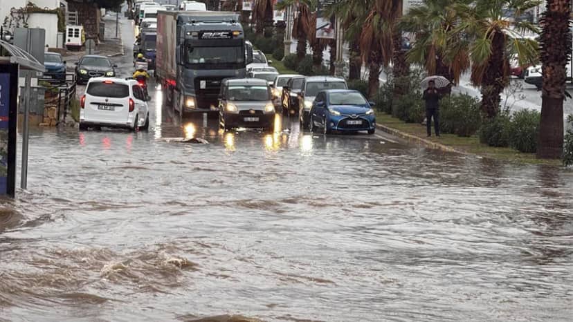 Türkiye'nin tatil cenneti sular altında! Cadde ve sokaklar göle döndü — 7. fotoğraf