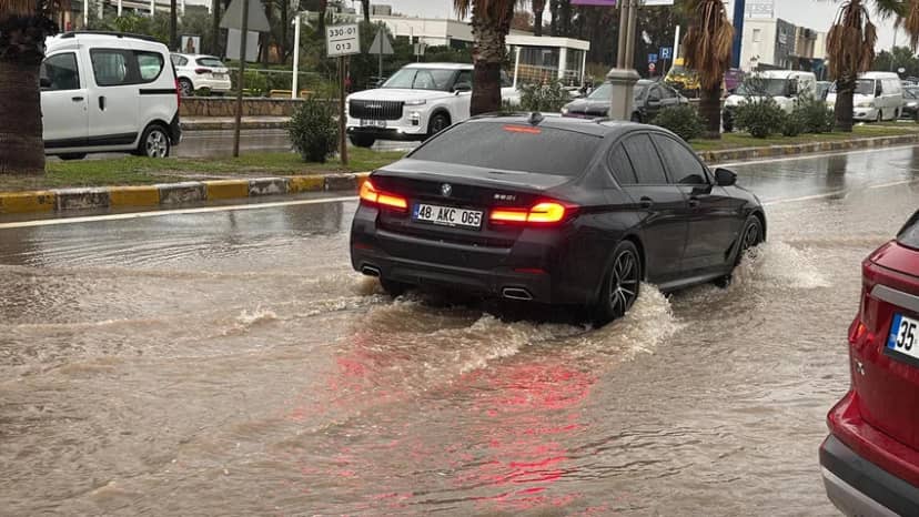 Türkiye'nin tatil cenneti sular altında! Cadde ve sokaklar göle döndü — 4. fotoğraf