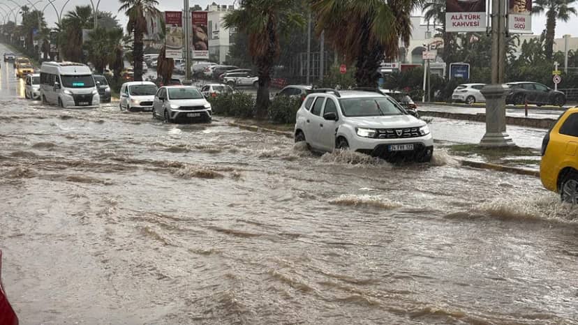Türkiye'nin tatil cenneti sular altında! Cadde ve sokaklar göle döndü — 8. fotoğraf