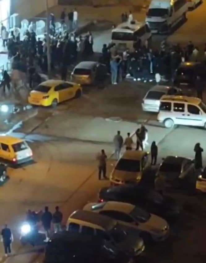 Kısa sürede alevlenen tartışma, tarafların birbirine tekme, yumruk ve sandalyelerle saldırdığı büyük bir kavgaya dönüştü. Davet evinde başlayan arbede daha sonra sokak arasına taşındı.