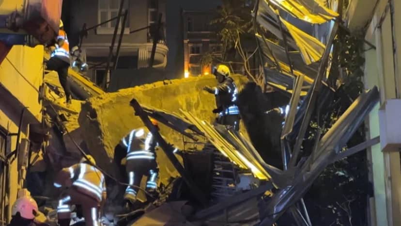 Çökmenin şiddetiyle komşu binada da hasar oluştu. İhbar üzerine adrese çok sayıda itfaiye, AFAD, UMKE, polis ve sağlık ekibi sevk edildi. Hasar gören yan binada ikamet eden vatandaşlar güvenlik amacıyla tedbiren tahliye edildi.