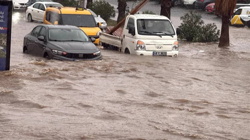 Türkiye'nin tatil cenneti sular altında! Cadde ve sokaklar göle döndü — 9. fotoğraf