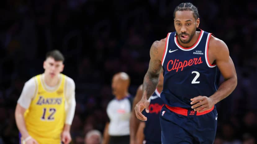 Toronto, Kawhi Leonard ile sözleşme uzattı!