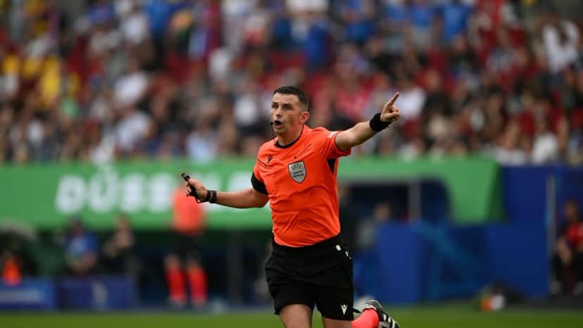 Türkiye-İtalya maçını Michael Oliver yönetecek