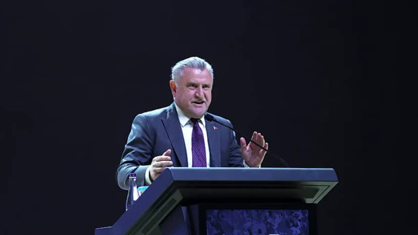 Bakan Osman Aşkın Bak, Serdal Adalı’yı tebrik etti
