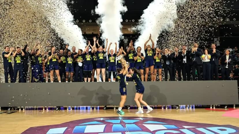 Fenerbahçe, Süper Kupa'yı kaldırdı!